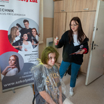 Uczennica technikum robi metamorfozę włosów za pomocą żółtego sprayu uczennicy szkoły podstawowej (1).jpg
