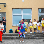Nauczyciel przedstawia harmonogram festynu.jpg