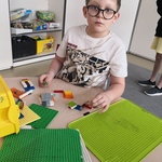 Antek buduje z klocków lego.jpg