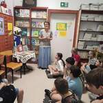 Pani Bibliotekarka zachęca dzieci do czytania książek.jpg