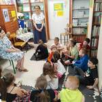 Pani Bibliotekarka wita uczniów podczas akcji Rozczytane Podlaskie - Rozczytana Jedenastka.jpg