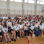 Uczniowie_ rodzice i nauczyciele podczas uroczystości.jpg