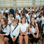 Uczniowie klas IV-VIII w oczekiwaniu na uroczystość zakończenia roku szkolnego.jpg