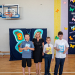 Pani dyrektor z uczniami wyróżnionymi w konkursie Kangur Matematyczny .jpg
