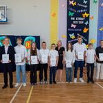 Pani dyrektor wraz z uczniami wyróżnionymi stypendiami za osiągnięcia sportowe .jpg