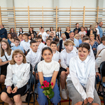Nauczyciele_ rodzice i uczniowie podczas uroczystości zakończenia roku szkolnego.jpg