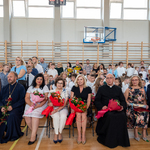 Dyrekcja szkoły i goście podczas uroczystości.jpg