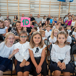 Radość na twarzach dzieci przystępujących do pierwszej klasy. .jpg