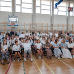 Uczennice i uczniowie szkoły podstawowej numer 11 wraz z nauczyciealmi i rodzicami słuchają przemówienia Pani Dyrektor.jpg
