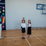 Uczennice szkoły podstawowej nr 11 śpierwają hymn Polski.jpg