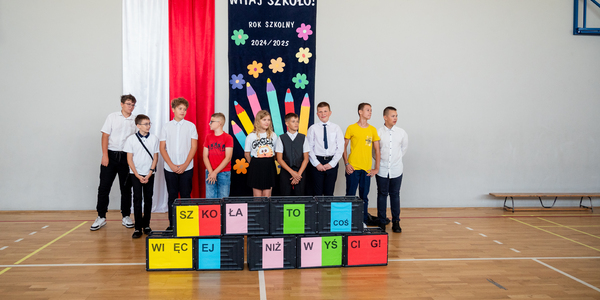 Część artystyczna. Uczniowie ułożyli napis z kolorowych klocków. Hasło brzmi_ Szkoła to coś więcej niż wyścigi. .jpg