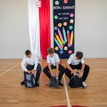 Część artystyczna. Trzech uczniów pakuje plecaki szkolne.jpg