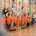Dzieci radoście machają do wszystkich gości..jpg