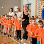 Nauczyciele i dzieci we wspólnej zabawie..jpg