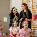 Uczennice i dzieci z oddziałów przedszkolnych..jpg