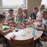 dzieci budują z klocków lego.jpg