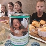 Wolontariusze sprzedają ciasta..jpg