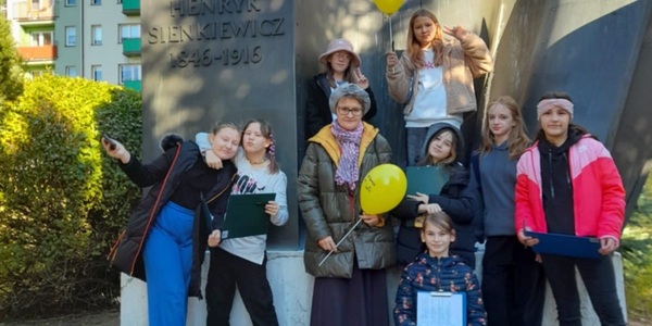 Część dziewczęca klasy 5 a przy pomniku H. Sienkiewicza wraz z polonistką.jpg