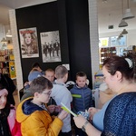 Pani bibliotekarka z Filii Nr 3 wręcza nagrody na zakończenie lekcji plenerowej.jpg