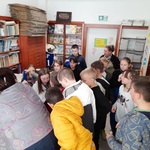 Początek Podchodów z Sienkiewiczem. Klasa 5 a z wychowawczynią w bibliotece szkolnej. Rozdanie zadań.jpg