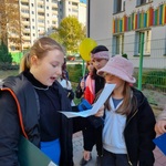 Uczennica z klasy 5 a czyta zadanie swoim koleżankom przy Przedszkolu Samorządowym Nr 8.jpg