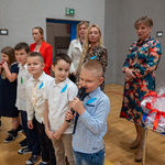 Część artystyczna - uczeń przemawia do zgromadzonych gości.jpg