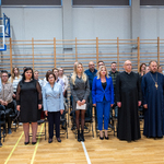 Dyrekcja wraz z gośćmi i społecznością szkolną - uroczyste odśpiewanie Hymnu Polski..jpg