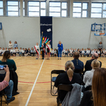 Pani Dyrektor Bożena Jolanta Chodyniecka wita uczniów klas pierwszych i wszystkich gości..jpg