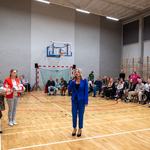 Pani Dyrektor Bożena Jolanta Chodyniecka gratuluje i dziękuje uczniom klas pierwszych..jpg