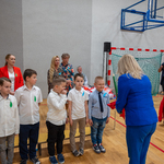 Pani Dyrektor Bożena Jolanta Chodyniecka dokonuje pasowania na ucznia..jpg