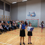 Przywitanie klas pierwszych przez Samorząd Uczniowski klas 4-8..jpg