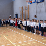 Przygotowanie do wykonania Hymnu Państwowego - uczniowie stoją na baczność..jpg