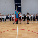 Uczniowie klas pierwszych śpiewają Hymn Polski_.jpg