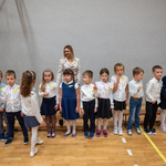 Uczniowie klas pierwszych w oczekiwaniu na część artystyczną.jpg