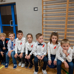 Uczniowie klas pierwszych w oczekiwaniu na uroczystość.jpg