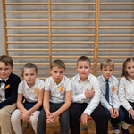 Uczniowie w oczekiwaniu na ślubowanie_.jpg