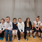 Uczniowie oczekujący na uroczystość_.jpg