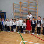 Uczniowie wraz z wychowawczynią P. Bożeną Lisowską przygotowują się do odśpiewania Hymnu Polski.jpg