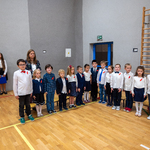 Wychowawczyni_ Pani Aneta Baranowska_ wraz z uczniami klasy 1a - odśpiewanie Hymnu Polski_.jpg