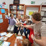Dzieci losują pytania przygotowane przez Panią bibliotekarkę.jpg