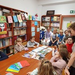 Dzieci słuchają uważnie opowieści Pani bibliotekarki.jpg
