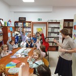 Dzieci odpowiadają na pytania zadawane przez Panią bibliotekarkę.jpg