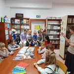 Pani bibliotekarka opowiada dzieciom o znanych pisarzach.jpg