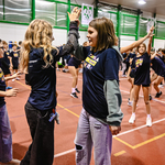 Zdjęcie 4 Uczennice biegają na hali sportowej..jpg