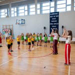 _Olimpijskie kaczuszki_ - rozgrzewka w wykonaniu uczennic z klasy VIII a_ pod kierunkiem Pani Agnieszki Chrzanowskiej_.jpg