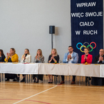 Jury nagradza brawami zawodników drużyn..jpg