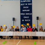 Jury ocenia zawody_ podnosząc tabliczki z uśmiechniętymi twarzami_.jpg