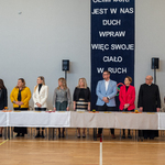 Organizatorzy i zaproszeni goście stoją w czasie Hymnu Spartakiady_.jpg