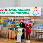 Osoby prowadzące Spartakiadę_ Bożedna Gruźdź i Iwona Harasimczuk_ witają drużyny_.jpg