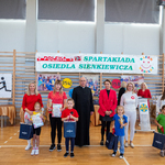 Pamiątkowe zdjęcie z Księdzem Romanem Balunowskim i Panią Prezes Joanną Firlit z kapitanami drużyn i ich opiekunami_.jpg